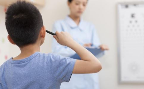 小孩远视怎么办 远视治疗最佳时间 远视会变成弱视吗
