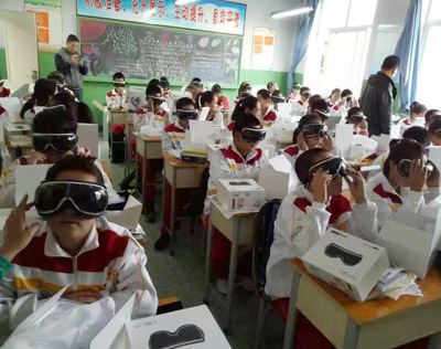 学生体验贝立凯护眼仪